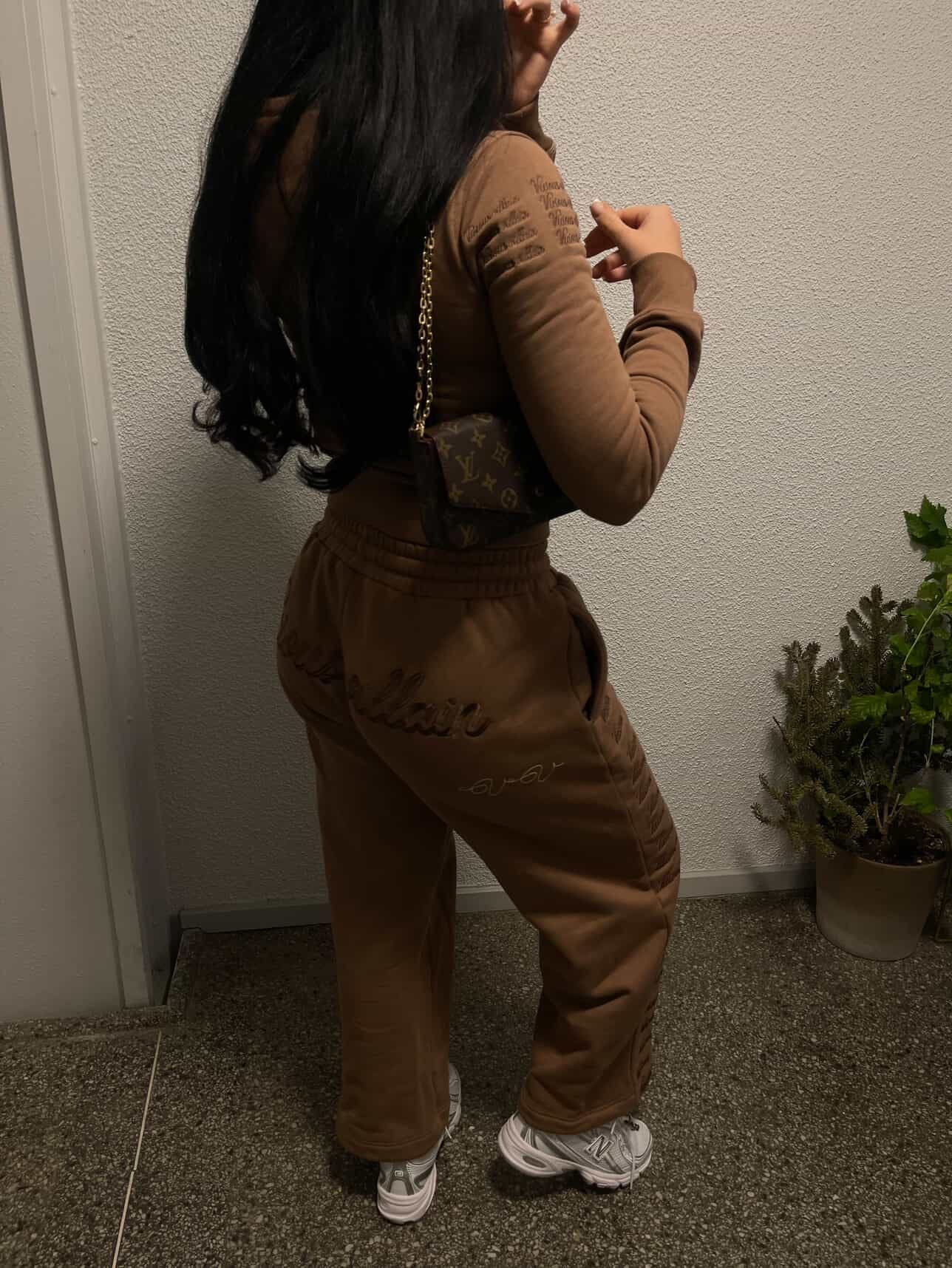 Model is wearing size S and length short, she is 163cm tall. trouser just above her ankle.